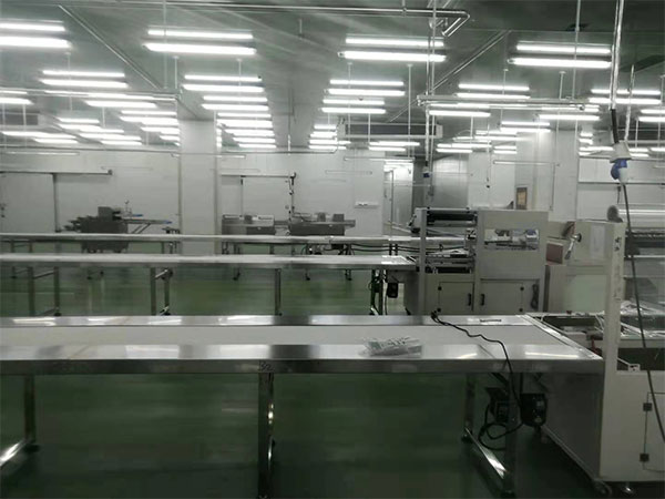 中央厨房速食水饺包装机生产线车间操作图